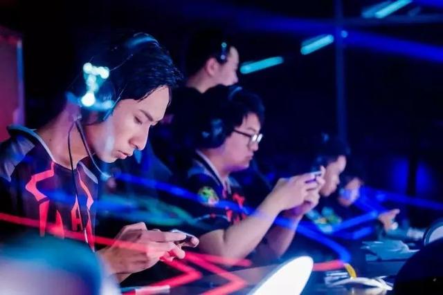 威客电竞下载2025年最震撼的电竞事件：新年游好运赛季引爆玩家热情(图1)